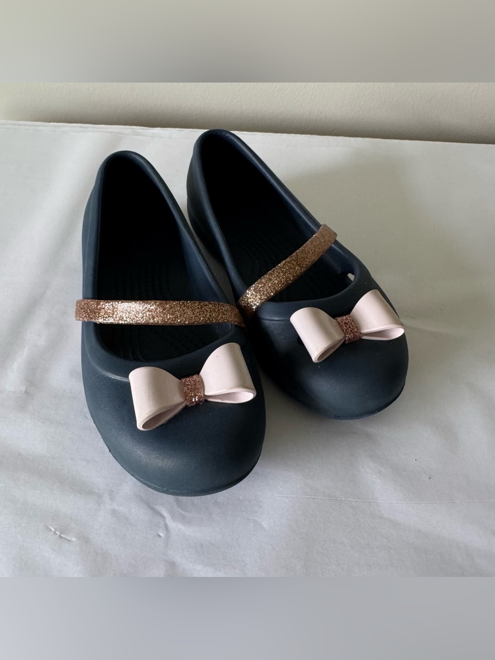 CROCS Size 1 Little Girls Navy Flats Shoes with Bow